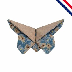 Broche origami papillon en tissu liberty bleu clair et beige sable
